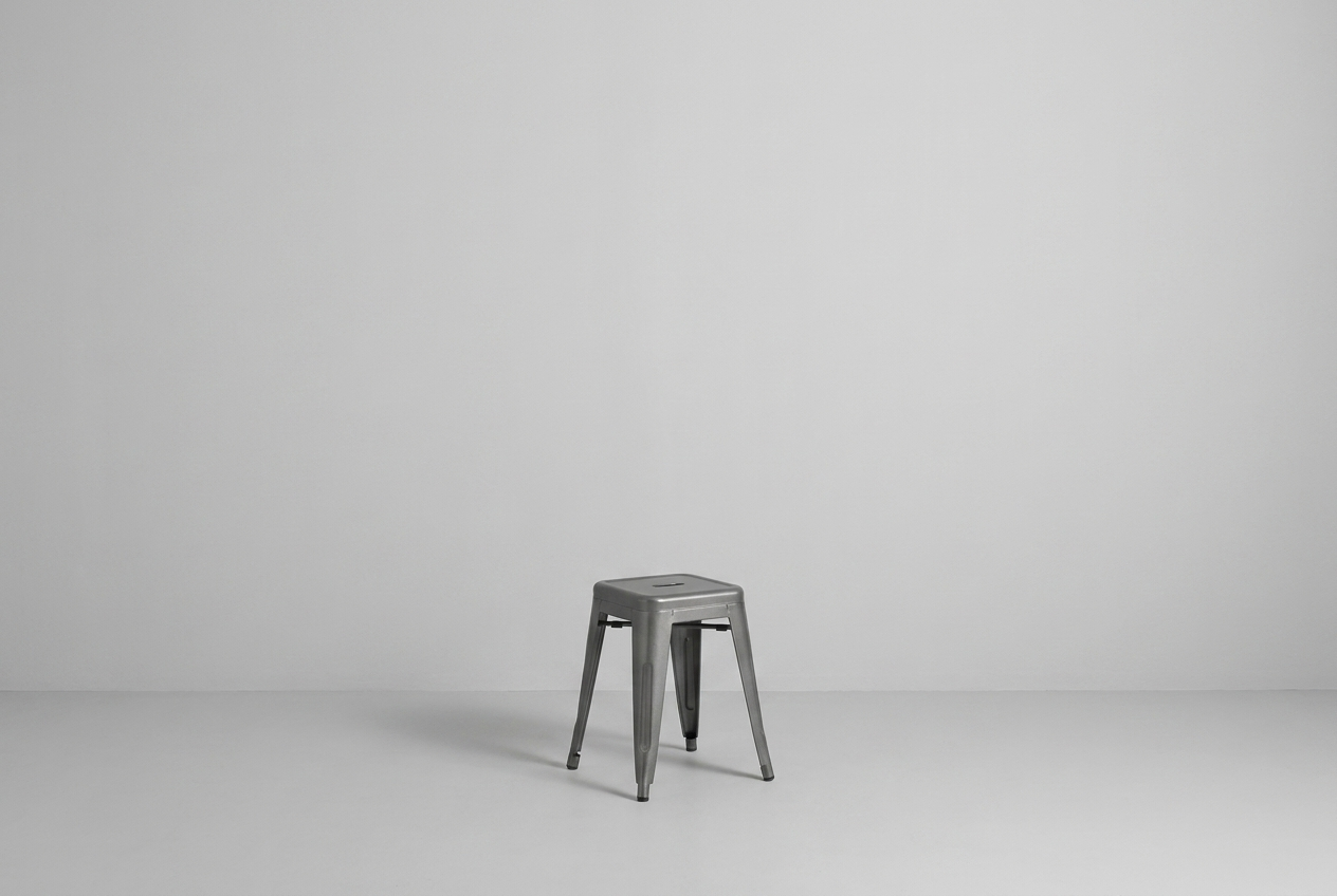 Tabouret en acier laqué époxy Stella en couleur noir, gris argenté