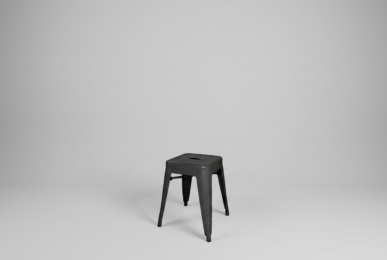 Tabouret en acier laqué époxy Stella en couleur noir, gris argenté
